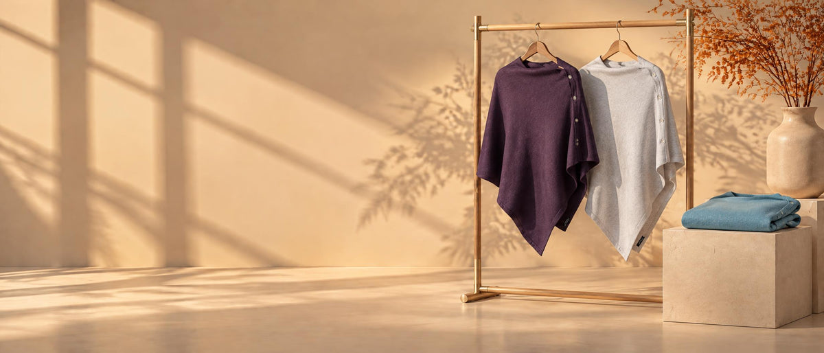 Made by Ester – ponchos på klädställning i beige studio