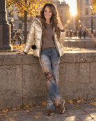 Höstlook med guldjacka och rosttryckta jeans