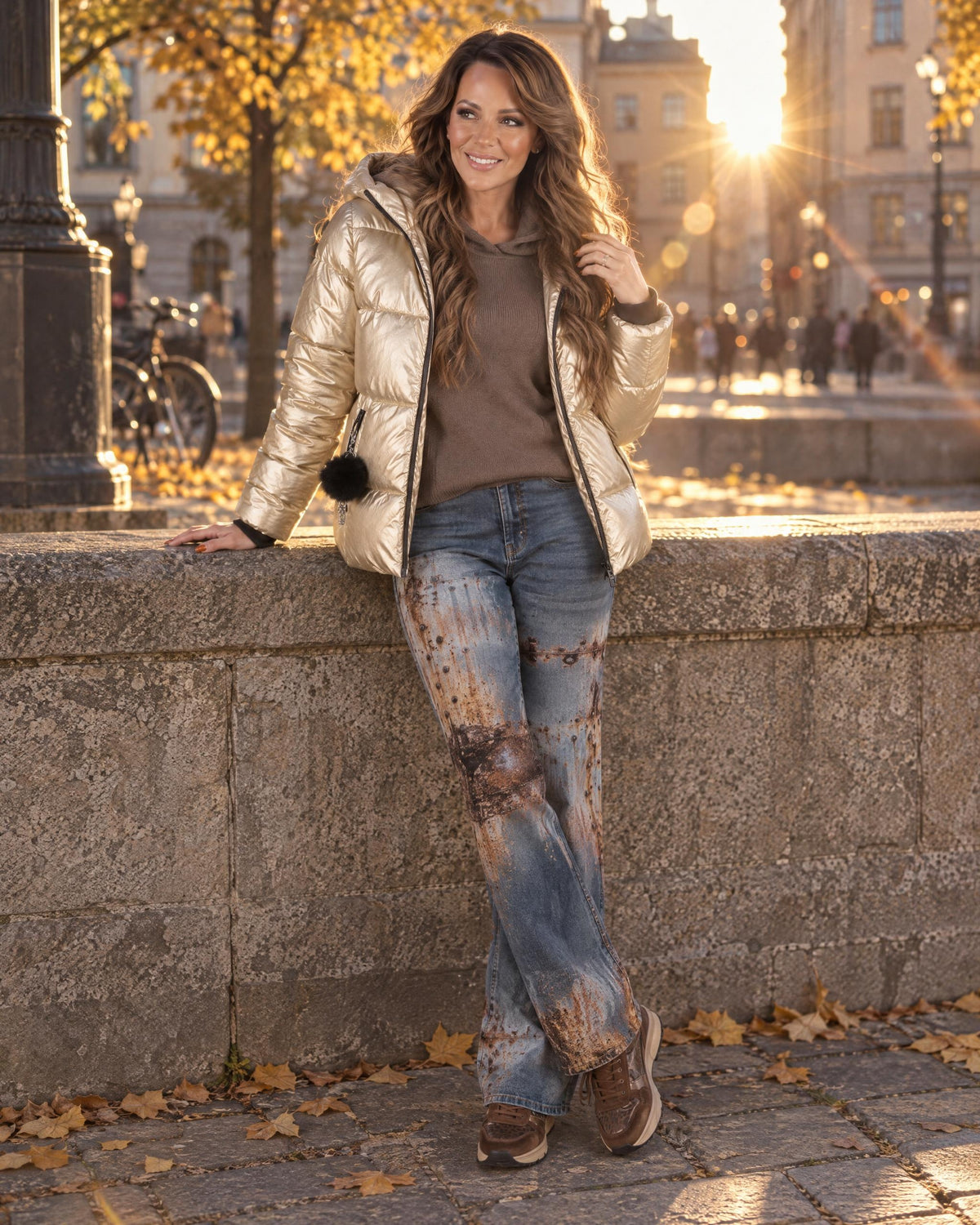 Höstlook med guldjacka och rosttryckta jeans